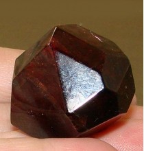 Granat - naturalny kryształek POLEROWANY